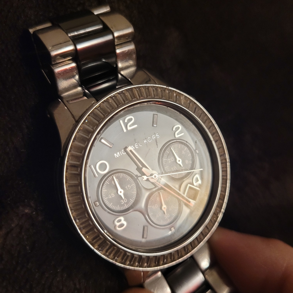 Michael Kors MK 5677 Watch Silver Black - Picture 5 of 5